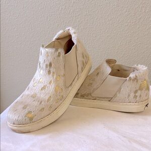 MATISSE cream and gold hair calf low top sneakers. Size 8.